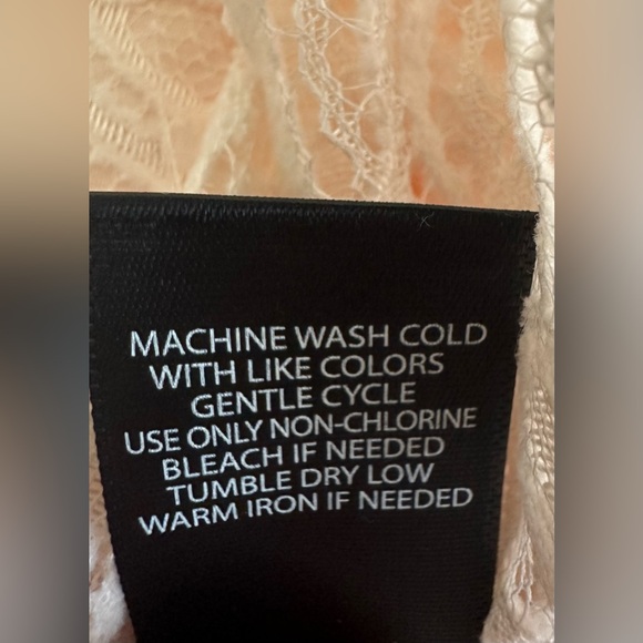 NWT TORRID IVORY CHENILLE LACE BUTTON DOWN SHIRT TORRID SIZE 1 (SIZE 14/16 - 1X) - Picture 8 of 11